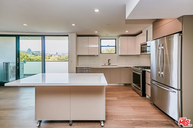 Building Photo - 328 N Maple Dr