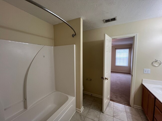 Building Photo - Available Now 3 BR 2 Bath Home in Lavernge with Fenced in Backyard!