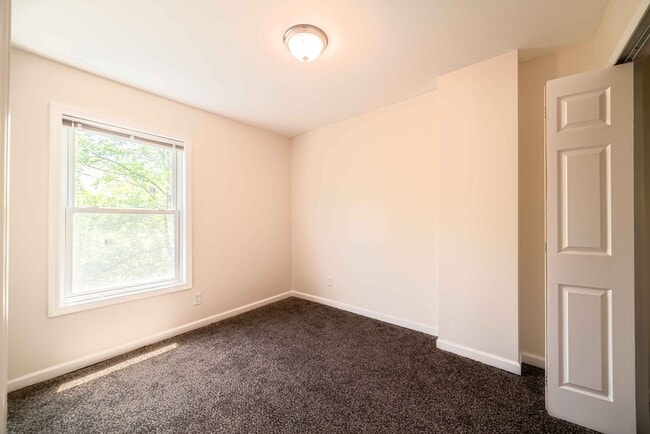 Building Photo - 156 Leicester Ct