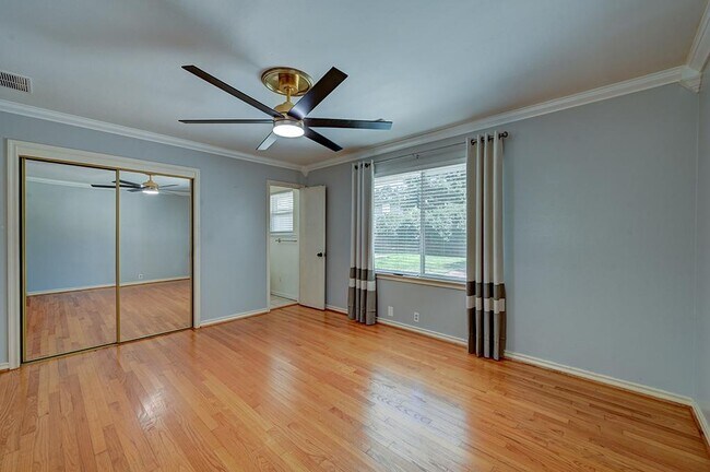 Building Photo - 806 Westwood Dr