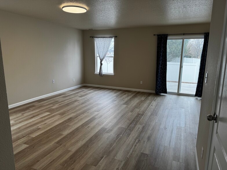 Building Photo - 172 W Tehuti Ct