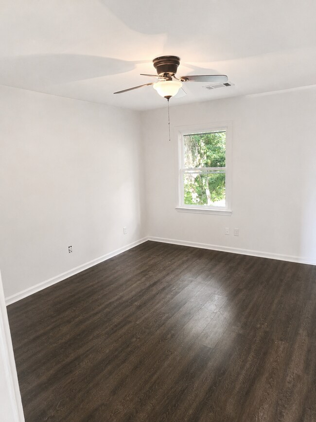 Building Photo - 142B