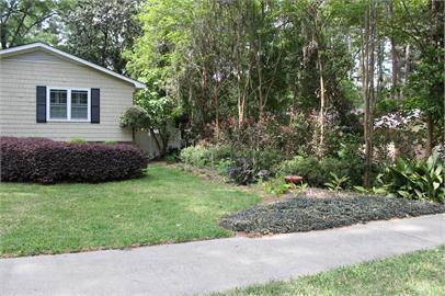 Building Photo - Gorgeous 4/3 Home with fenced yard and garage