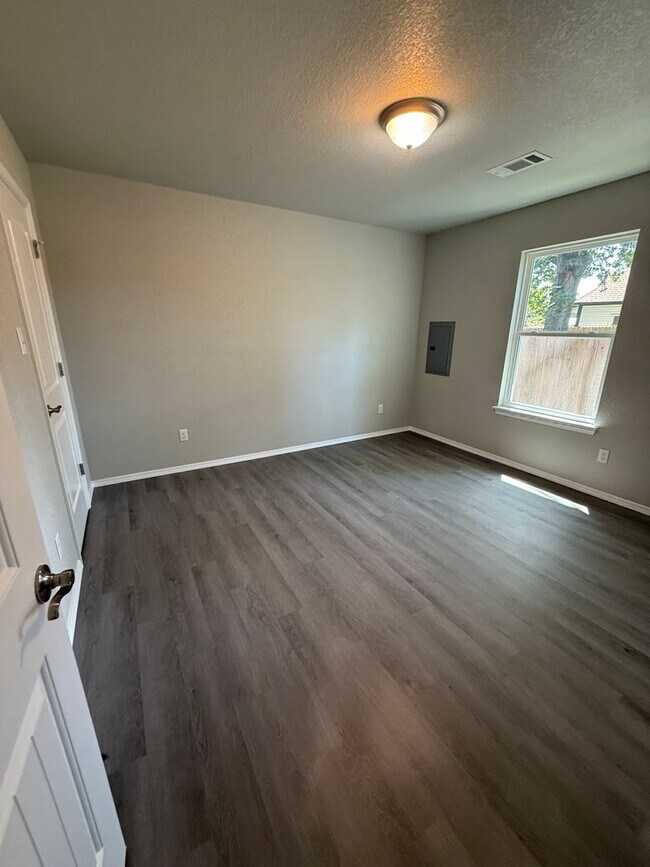 Building Photo - 2109 Birnie Ave