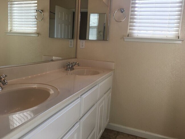 Building Photo - 5513 Goldseive Dr