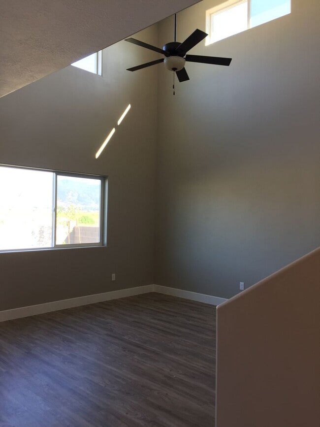 Building Photo - Duplex in Suburban Neighborhood