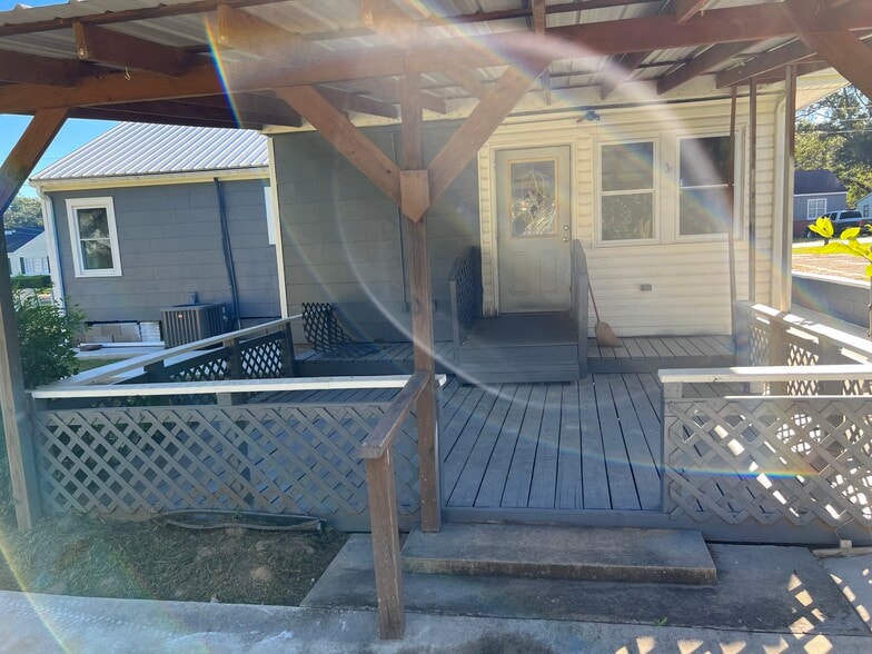 Backyard Patio - 519 Lakeview Ave