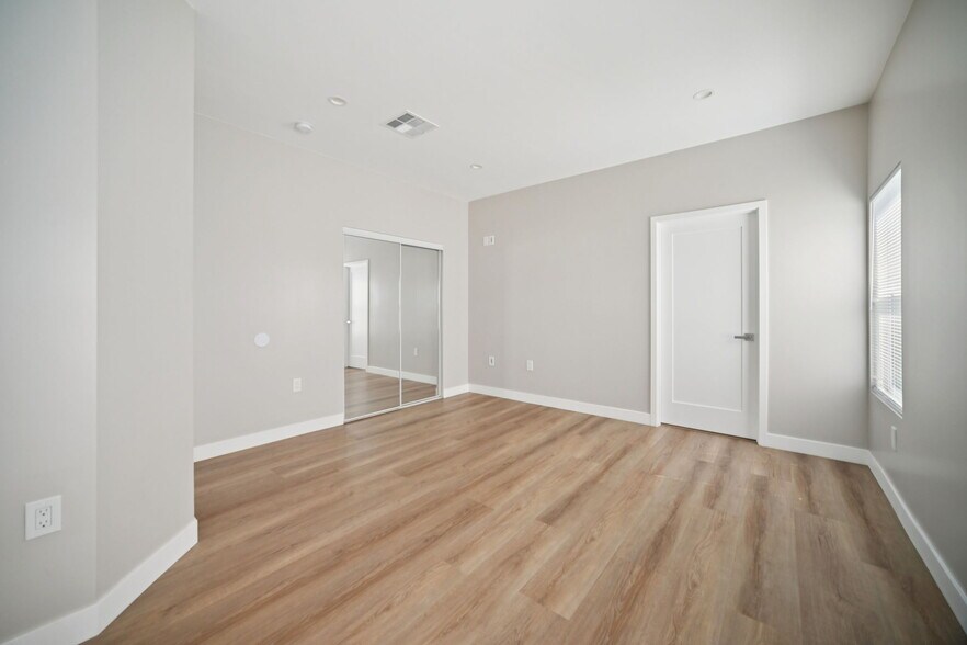 Building Photo - 8436 Oakdale Ave