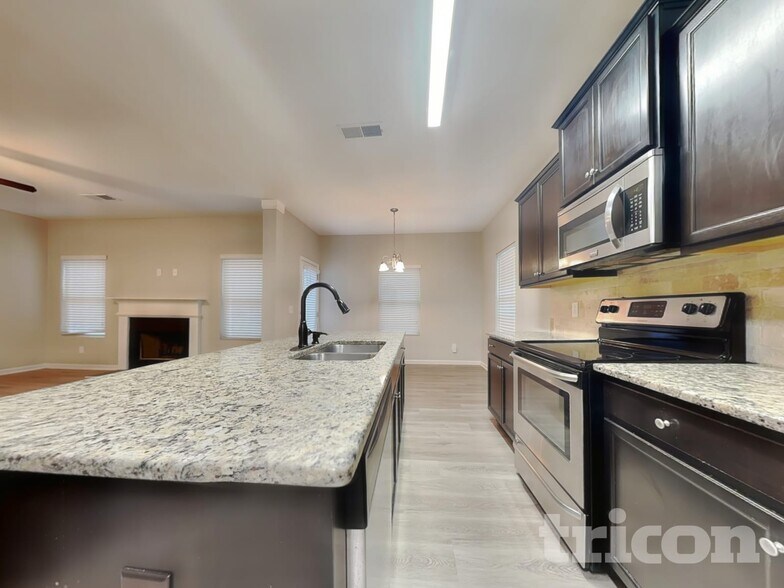 Building Photo - 452 Shady Glen