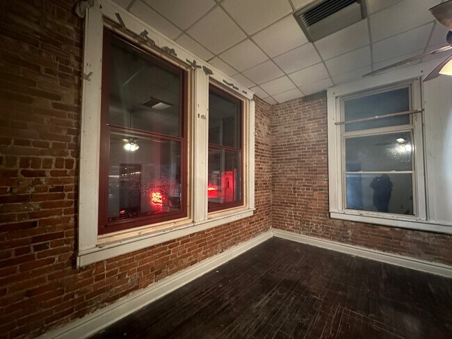 Building Photo - 112 W McPherson St