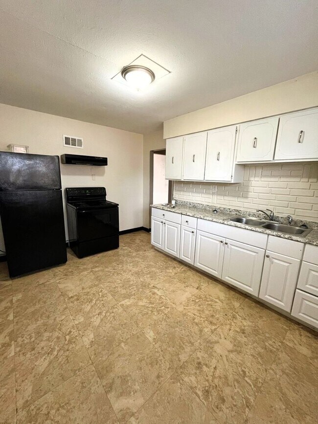 Building Photo - Spacious 2 bedroom home for Rent