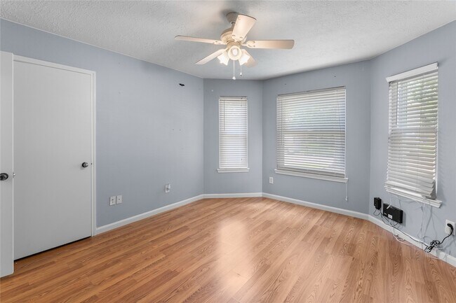 Building Photo - 1735 Oak Ridge Dr