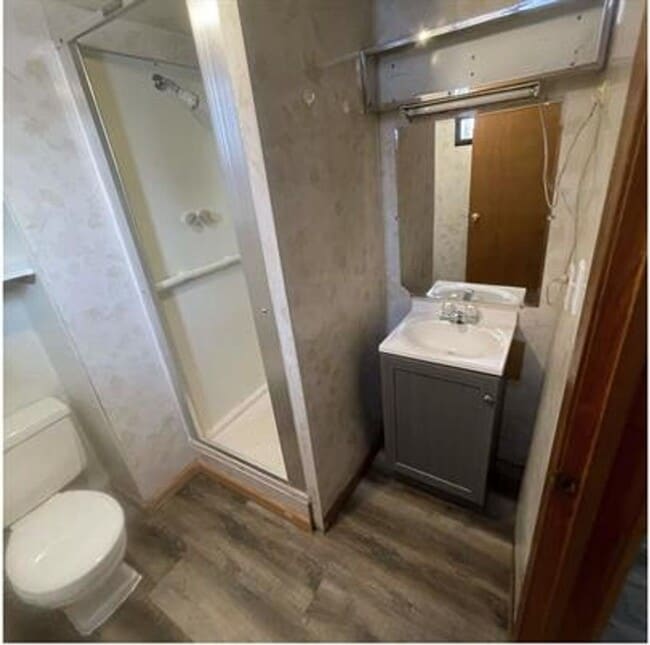 Building Photo - 4 Bed 2 Bath Split Level Home