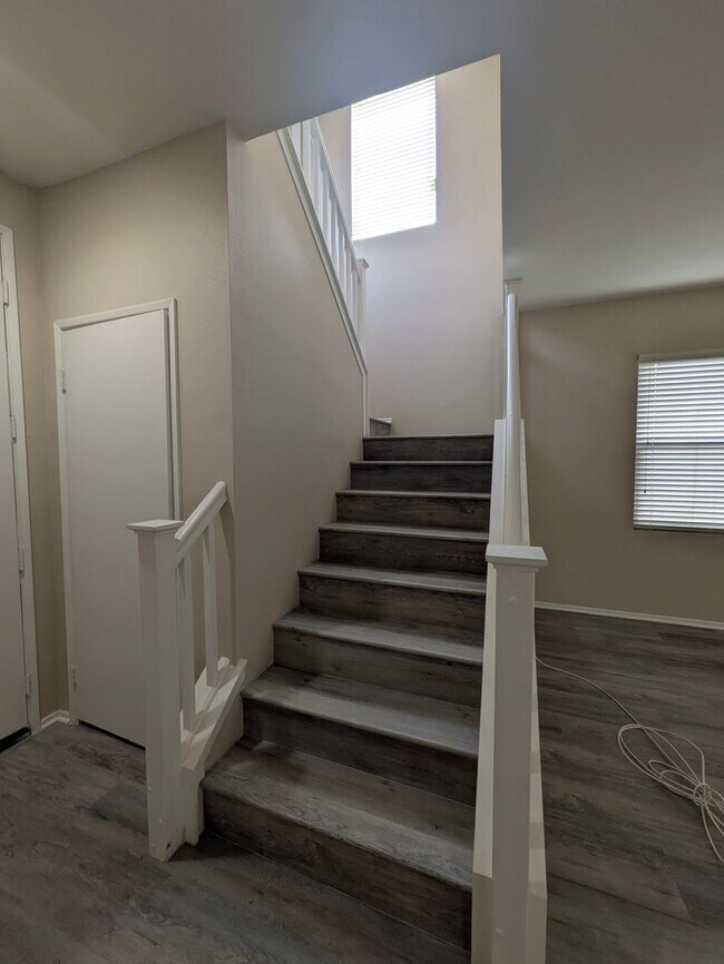 Building Photo - Beautiful 3 bedroom home