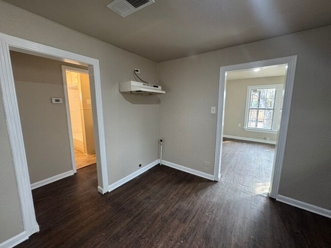 Building Photo - 3 Bed / 2 Bath Home in South San Antonio – Easy Access to I-10 & I-37