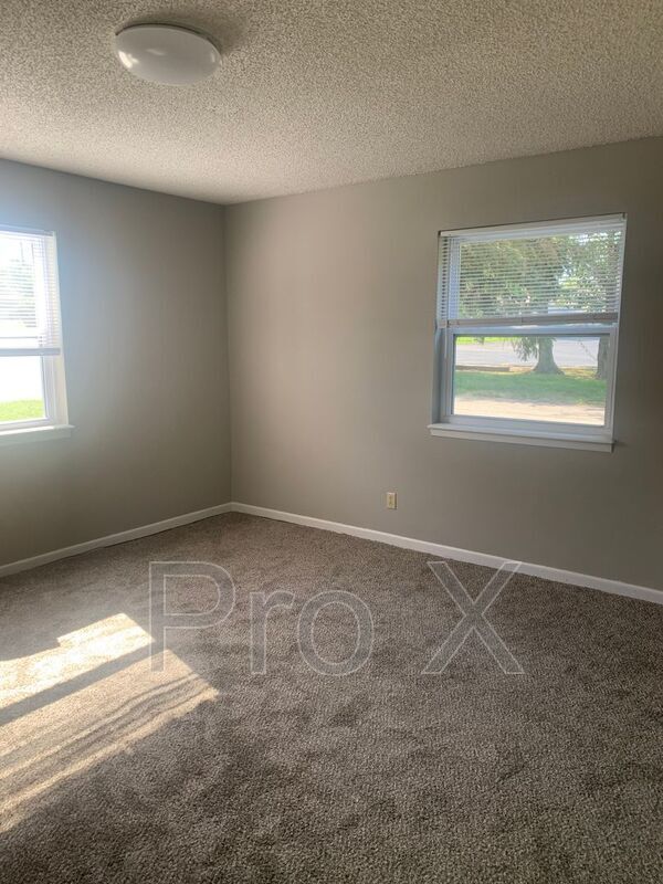 Building Photo - 2037 S River St