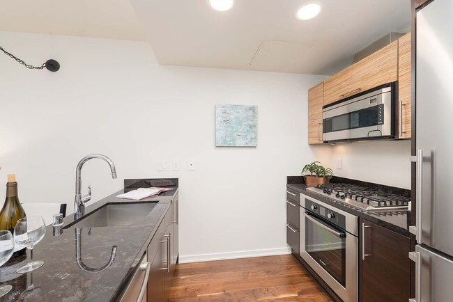 Building Photo - 1 Bed + Office/Den, 1 Bath - Luxury SOMA C...