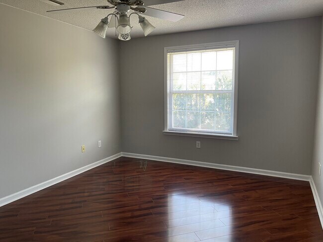 Building Photo - 105 Pelham Square Way