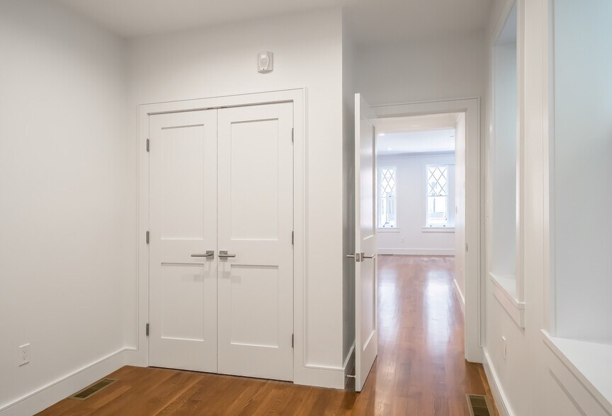 Building Photo - 11 Temple St