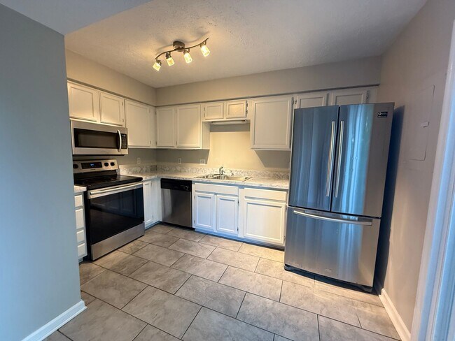 Building Photo - 3-Level End-Unit Townhome Near I-24 & Tang...