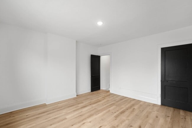 Building Photo - RENOVATED TOP TO BOTTOM! 2-BEDROOM IN THE ...