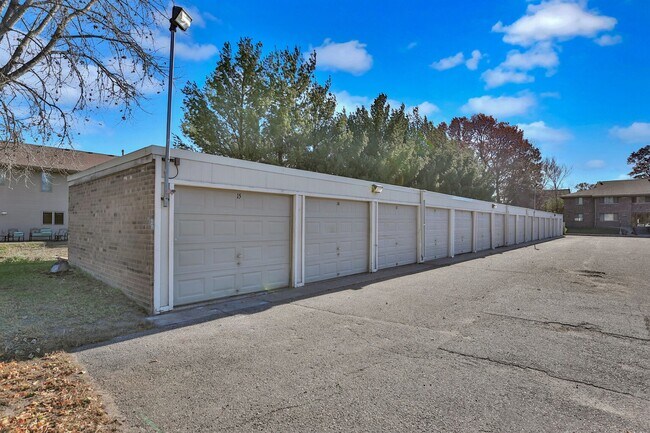 Building Photo - 6001 E Viking Blvd