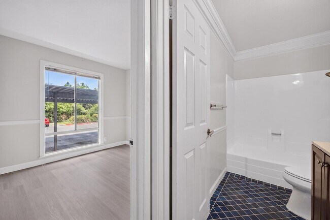 Building Photo - Beautifully Updated 2BR Condo with New Appliances & Community Pool
