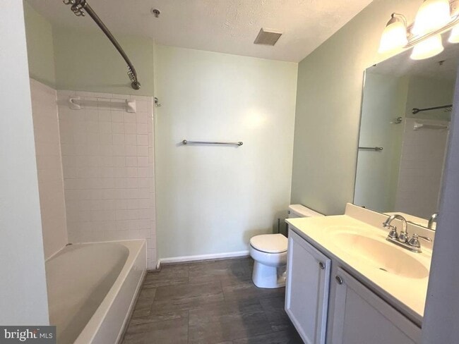 Building Photo - Beautiful 2bd 2bth mid level condo featuri...