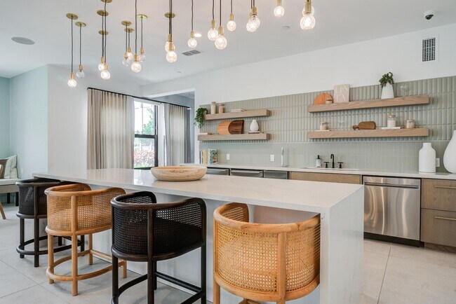 Building Photo - 6850 Foxtail Palm Wy