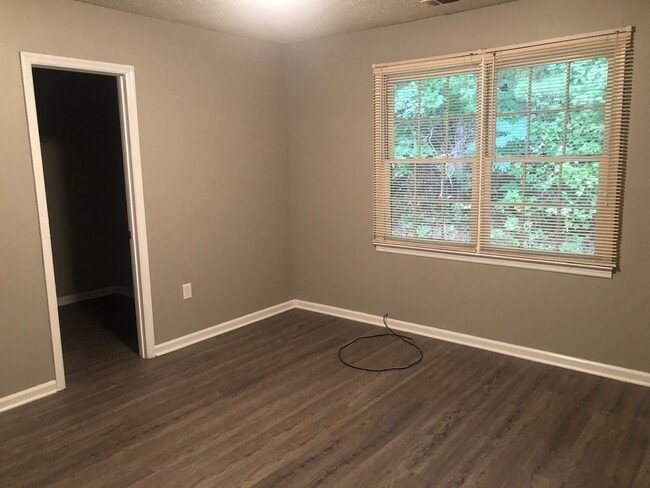 Building Photo - 515 Chateau Dr SE