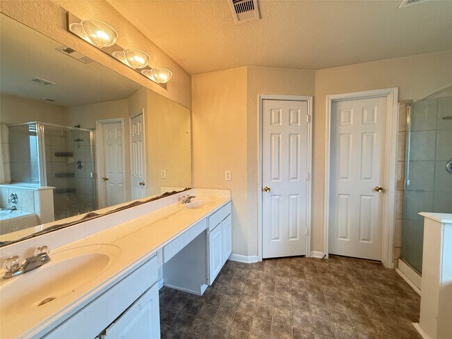 Building Photo - 14802 Fir Knoll Way