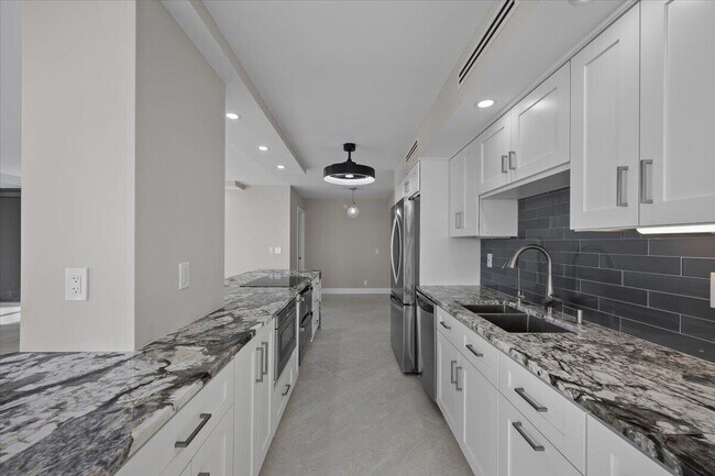 Building Photo - 5540 N Ocean Dr