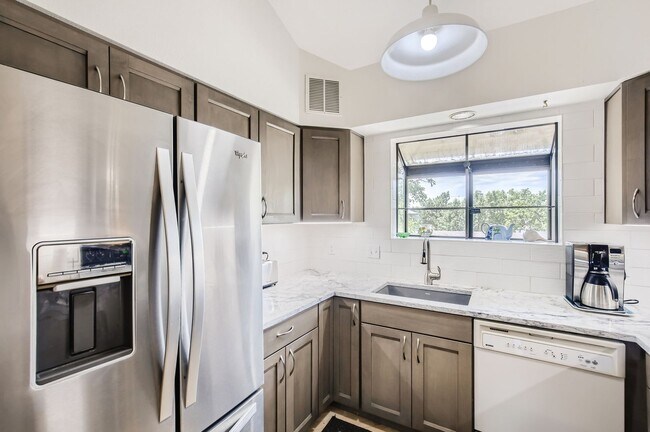 Building Photo - Turnkey 2 BDR/2BA Boulder Condo