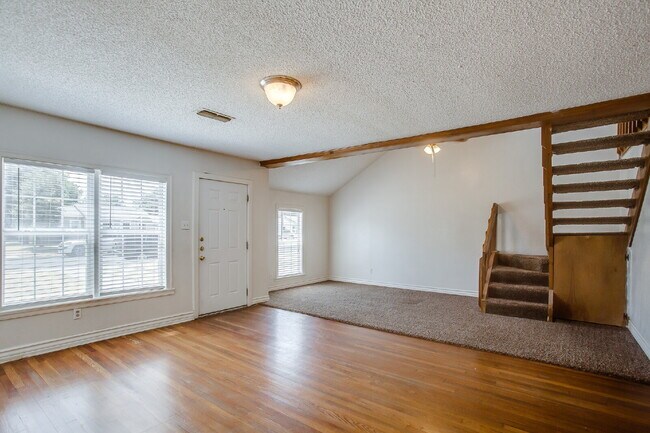 Building Photo - MOVE IN SPECIAL! 3/2 Close to Tech