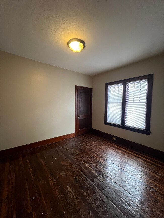 Building Photo - Lovely 2 Bedroom Southside Holland