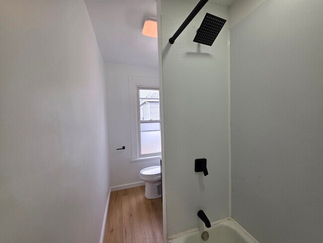Building Photo - Space 3 bed 1 bath house for rent in Braddock!