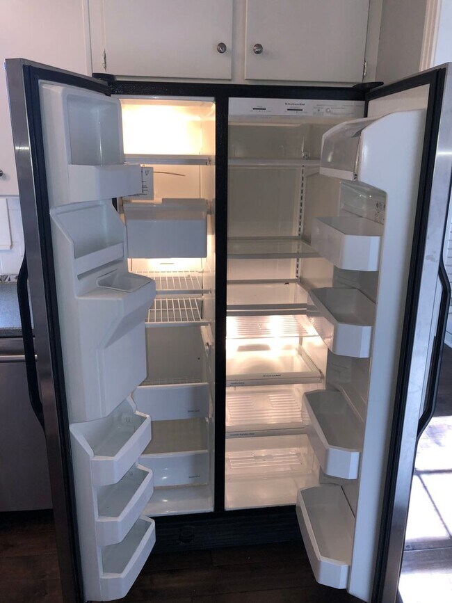 Building Photo - Charming single-level ranch home offers 4 bedrooms and 2 bathrooms in Brentwood