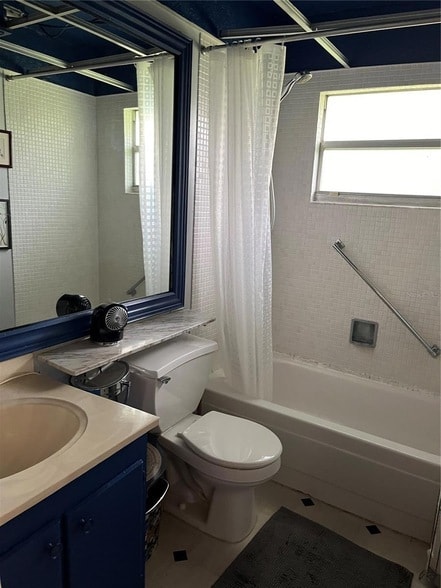 Building Photo - 302 Andover Pl S