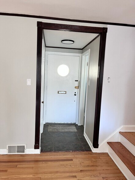 Building Photo - 3623 W Foster Ave