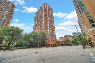 Building Photo - 899 S Plymouth Ct