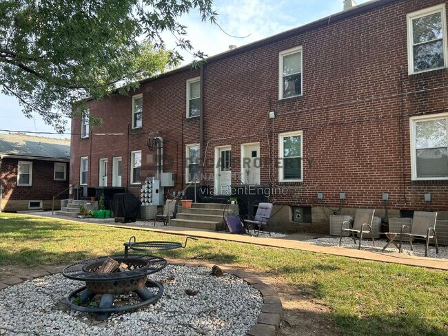 Building Photo - 6822 Waldemar Ave