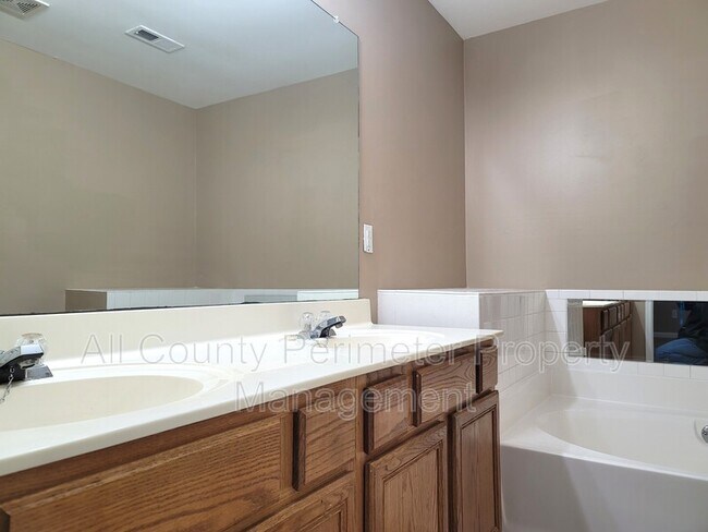 Building Photo - 5634 Crest Trace Ct