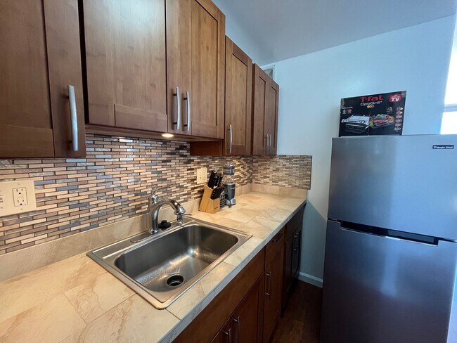 Building Photo - Makikilani Plaza Studio w/ 1 parking stall.  Avail 6/30/26