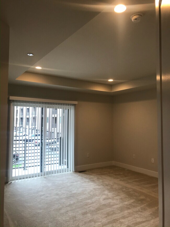 Building Photo - 703 Lakeview Ct