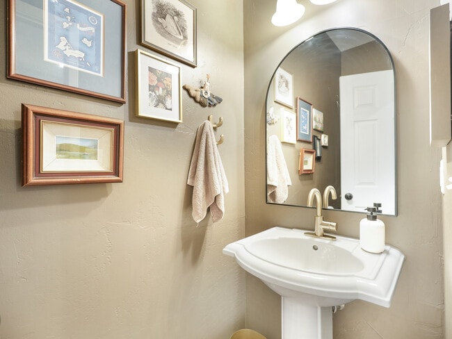 Building Photo - 190 E 7th Ave