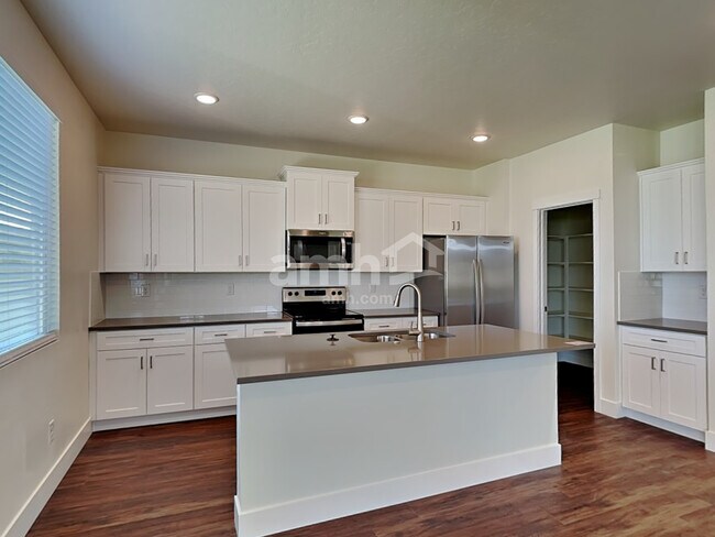 Building Photo - 1022 N Rivermist Pl