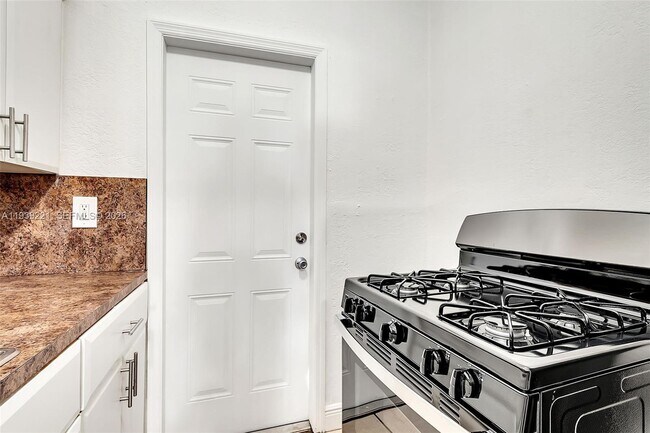 Building Photo - 6913 Rue Vendome