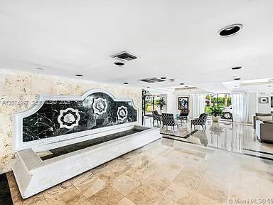 Building Photo - 2625 Collins Ave