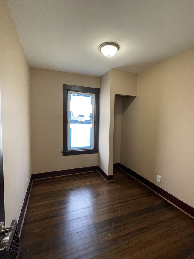 Building Photo - 710 N Poplar St