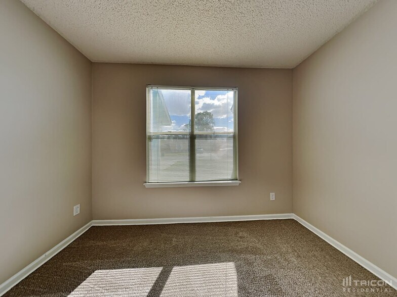 Building Photo - 5173 Horse Track Dr N